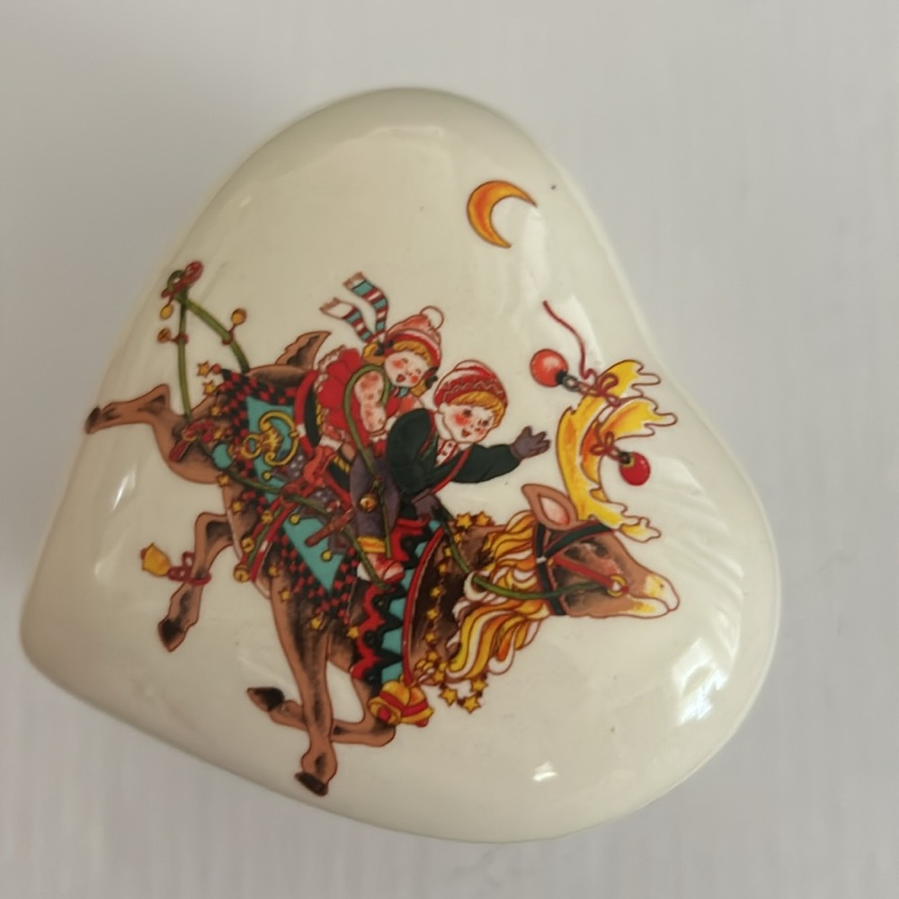 Made in Taiwan Vintage Christmas Heart Shaped Trinket Box NWT